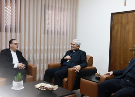 &lrm;القاصد الرسولي يزور الإدارة العامة لمدارس البطريركية اللاتينية