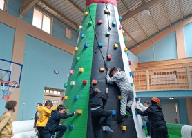 فرح ومرح  الأطفال مدرسة الكلية الأهلية