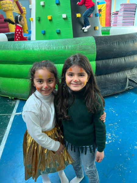 فرح ومرح  الأطفال مدرسة الكلية الأهلية